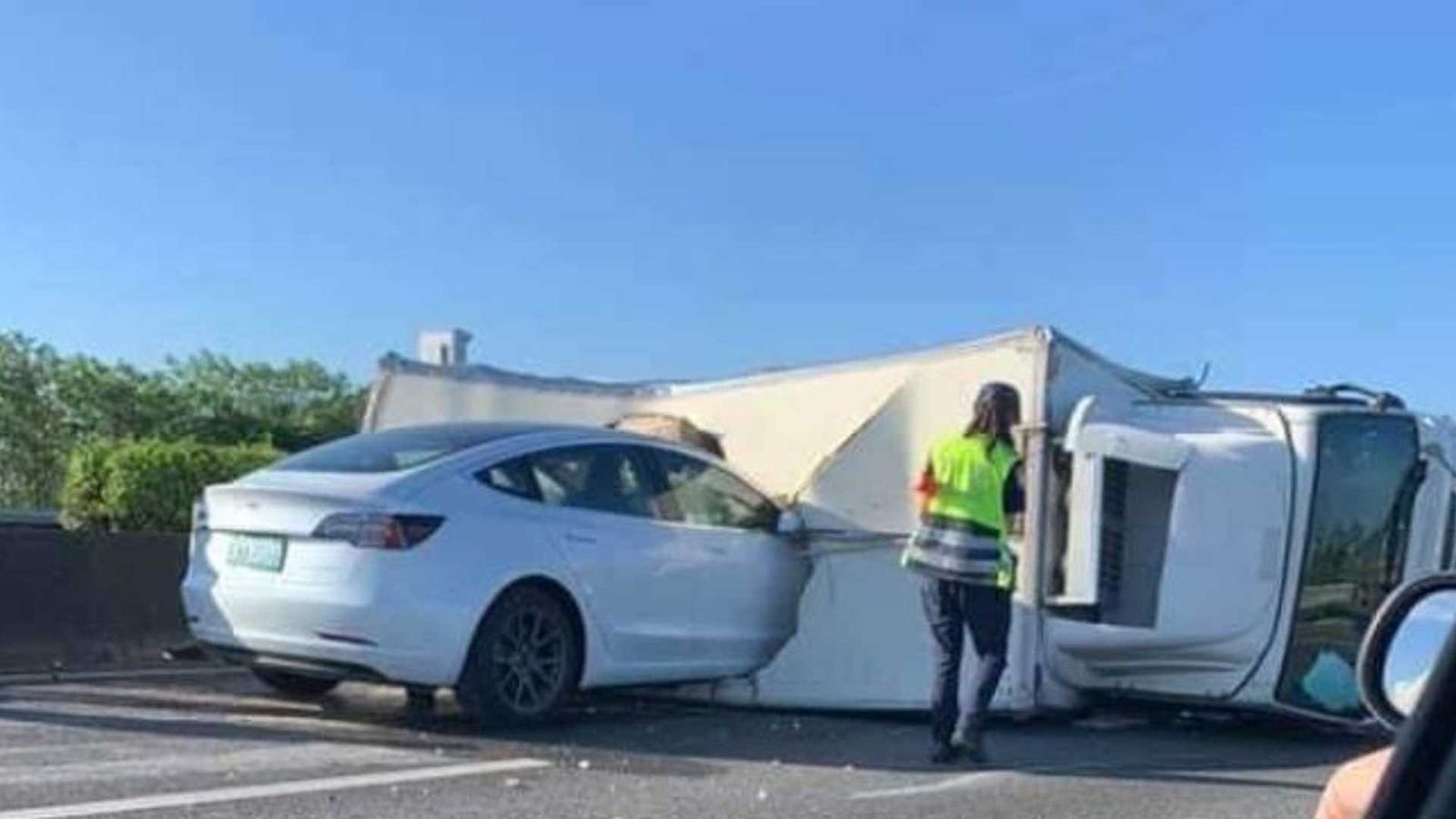 Tesla Crashes Into an Overturned Truck 